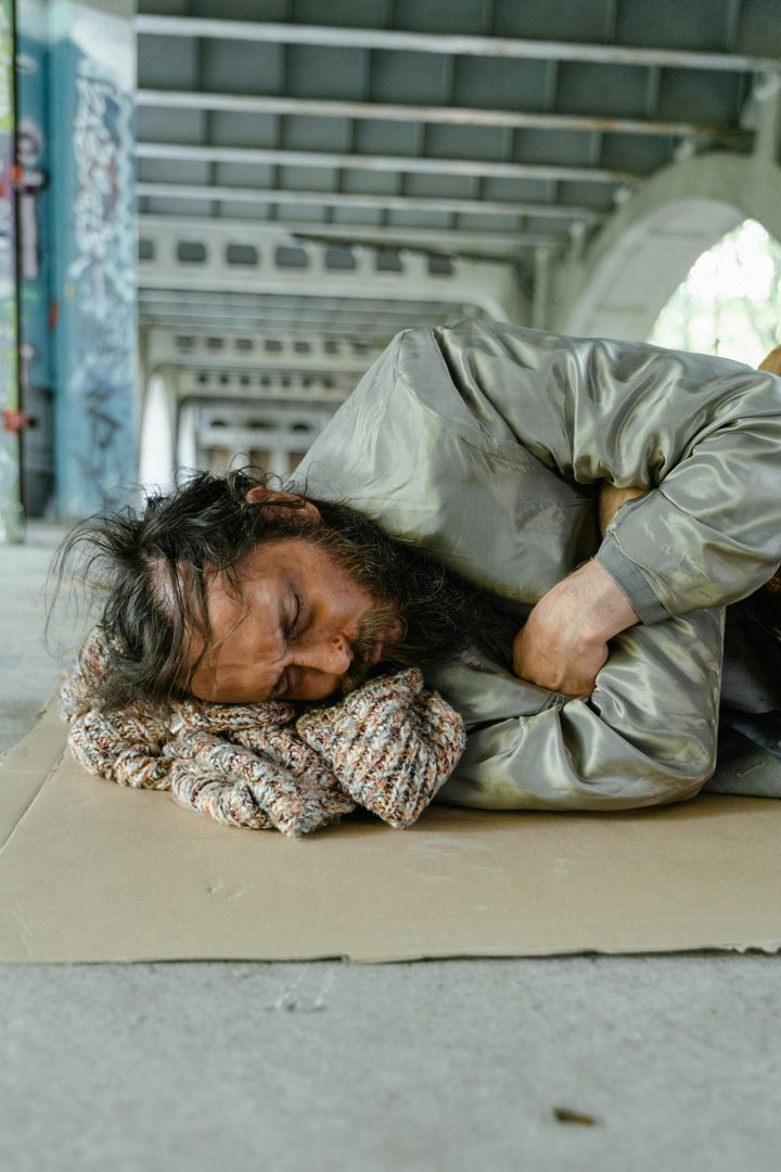 A homeless man sleeping outside on the floor | Source: Pexels