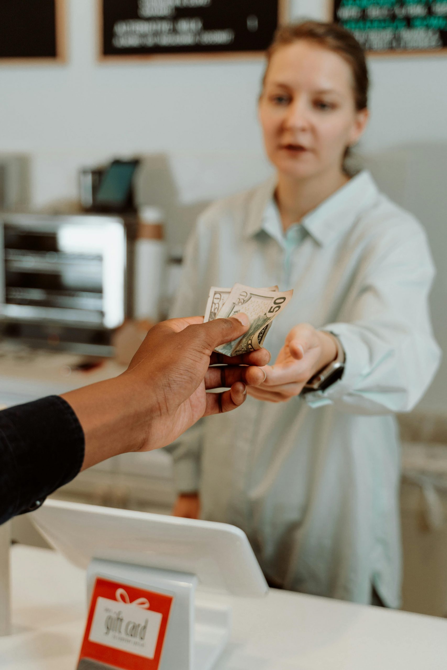 A man handing over money | Source: Pexels