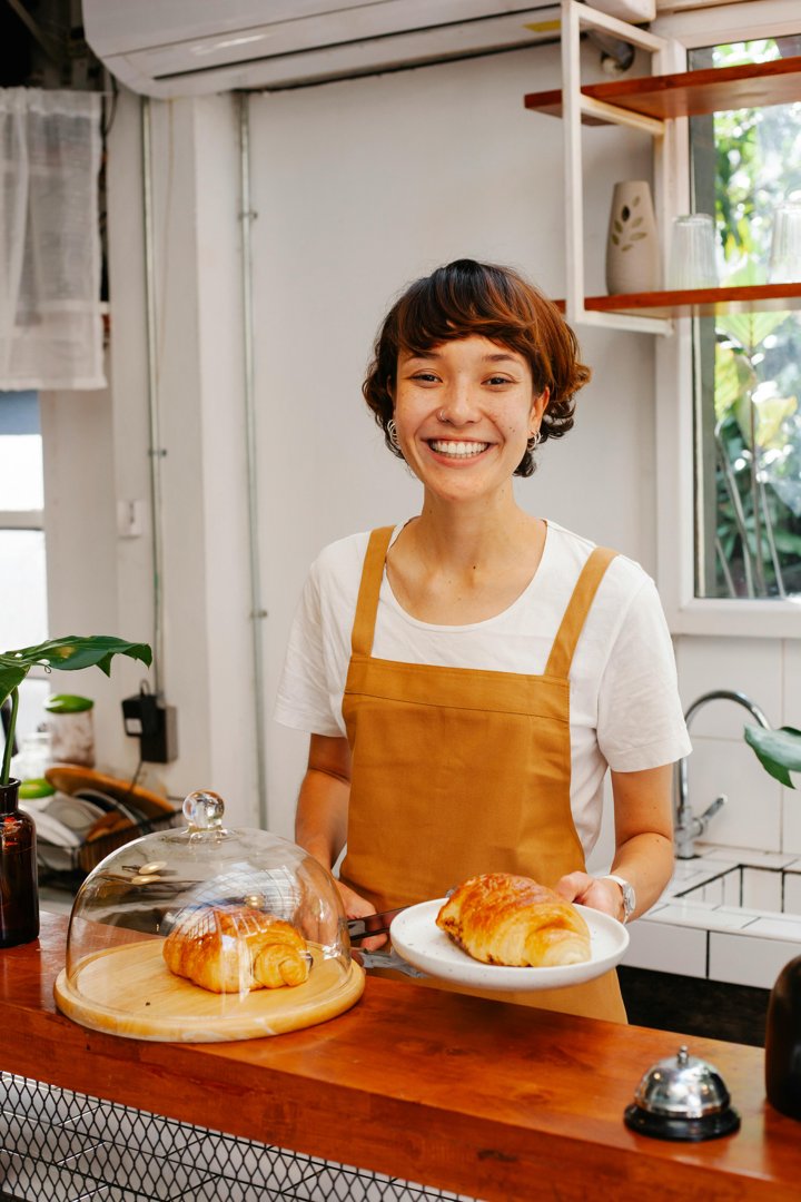 A happy waitress | Source: Pexels
