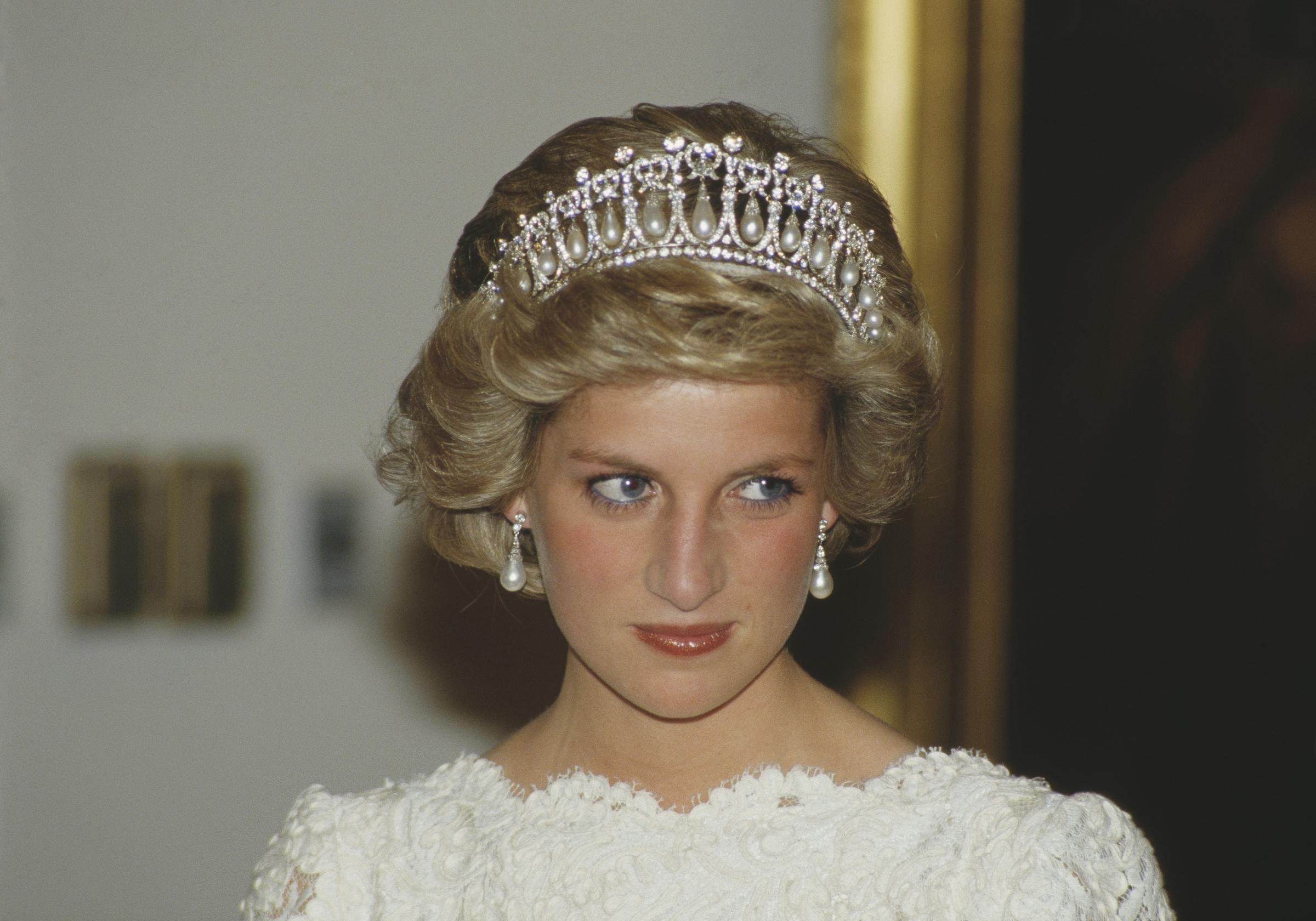 Diana, Princess of Wales attends a dinner at the British Embassy in Washington, DC on November 1, 1985. | Source: Getty Images