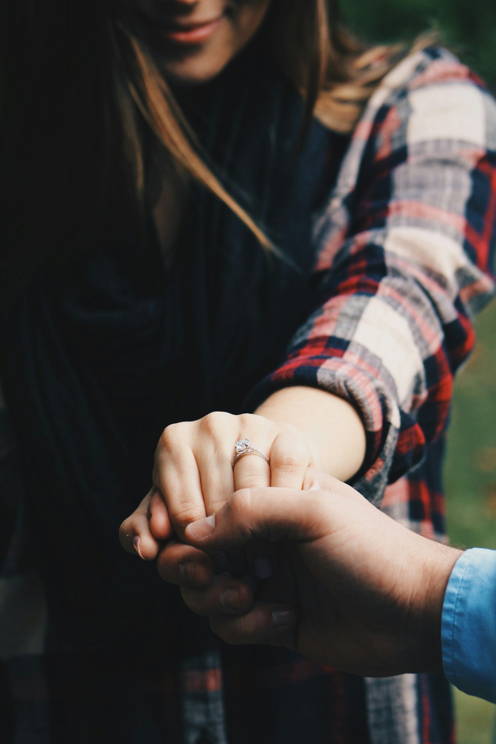 A couple holding hands | Source: Unsplash