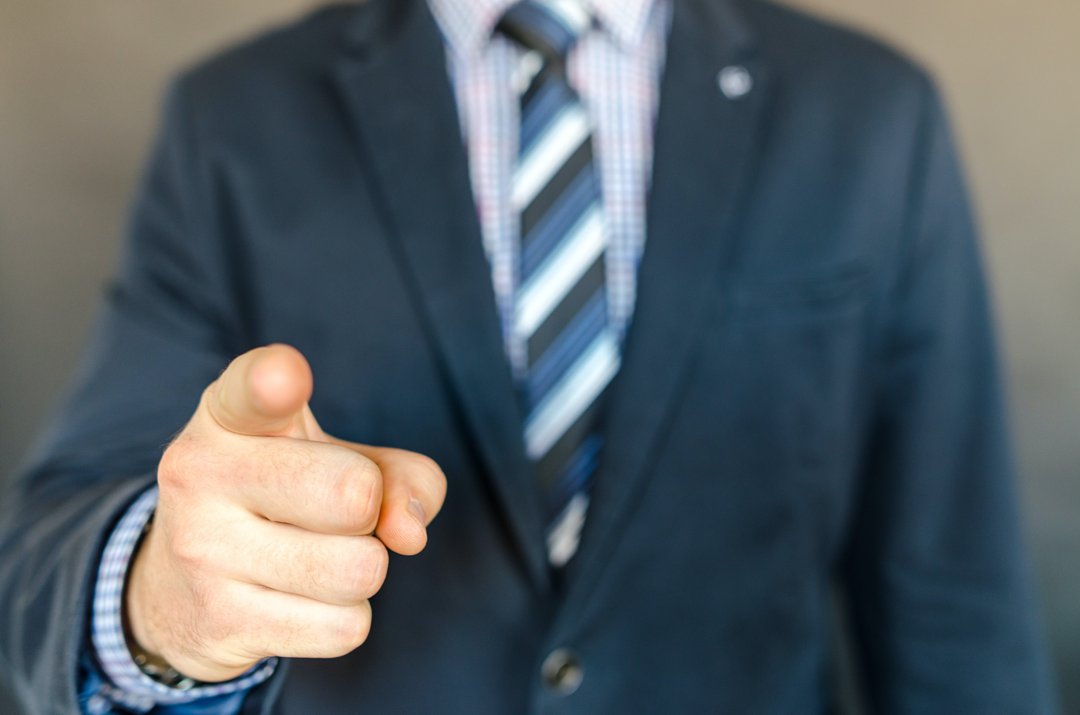 A man pointing his finger | Source: Pexels