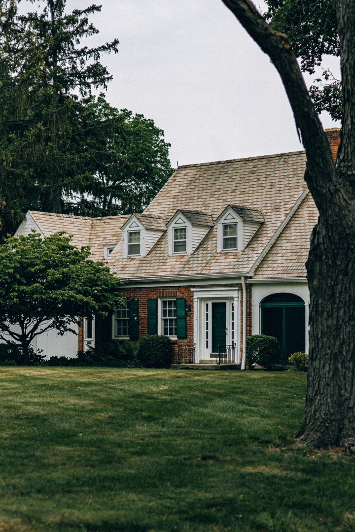 A house with a spacious yard and trees | Source: Unsplash