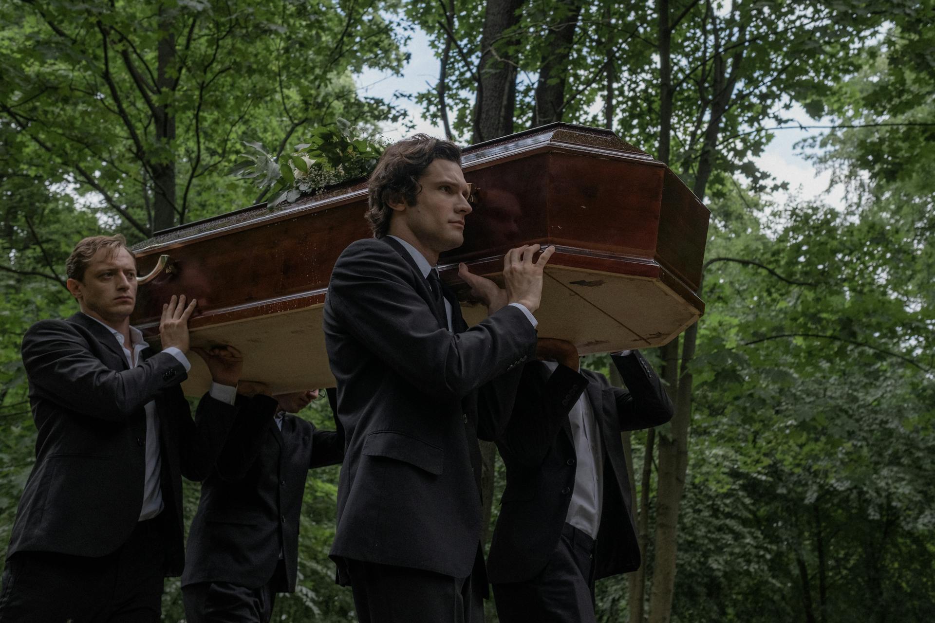 A group of men carrying a coffin | Source: Pexels