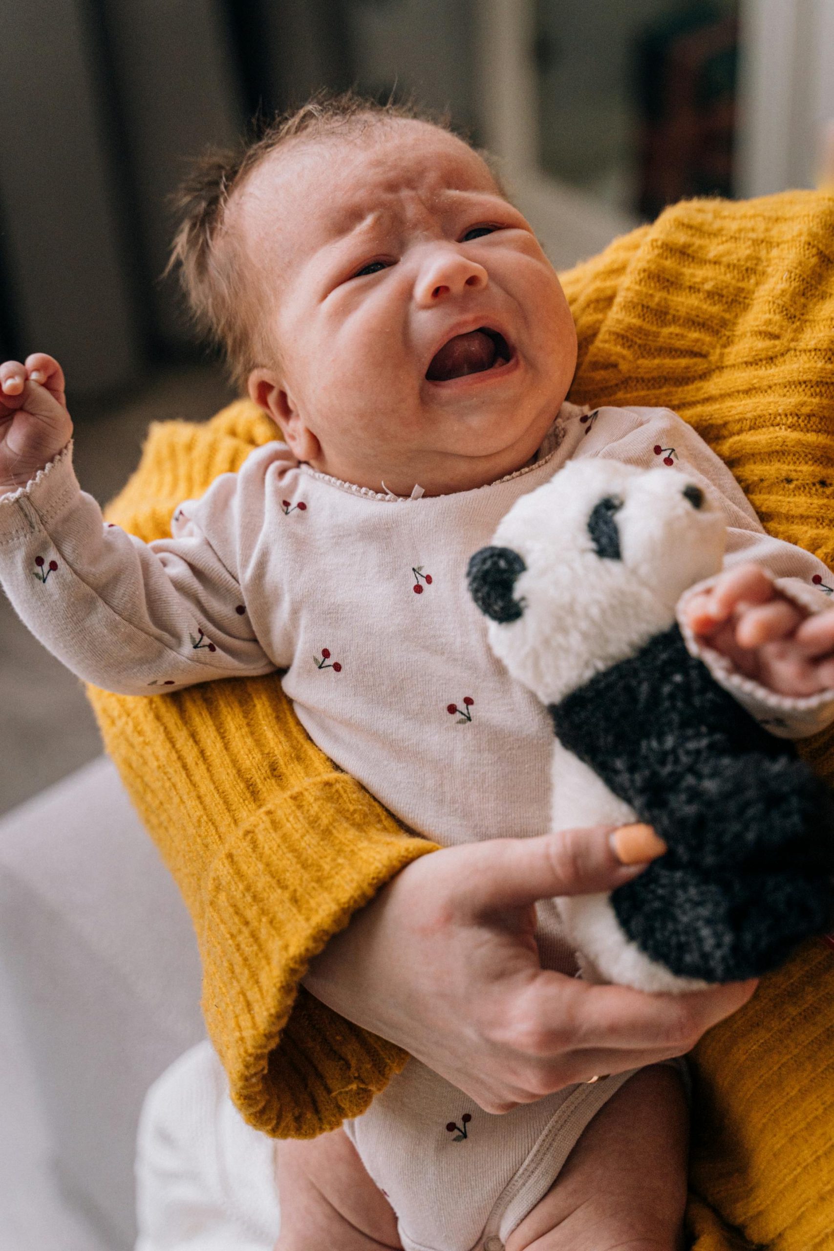 A woman holding a crying baby | Source: Pexels