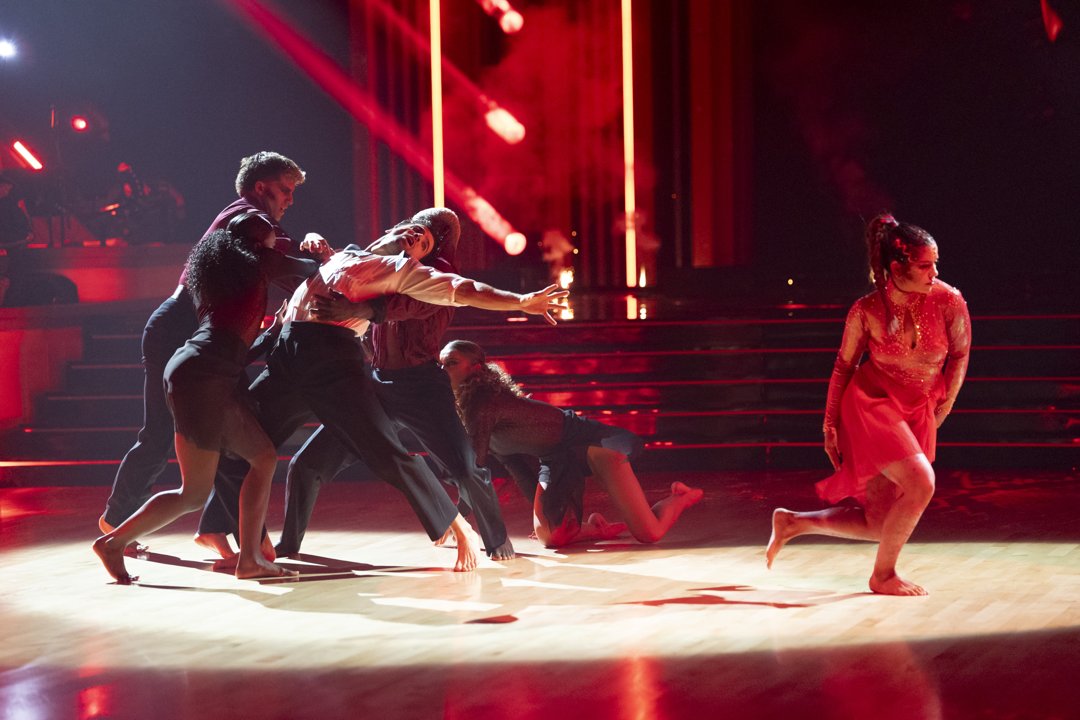 Jen Affleck and other dancers during the Halloween episode of