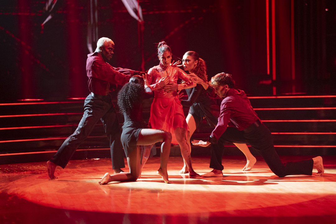 Jen Affleck and other dancers during the Halloween episode of