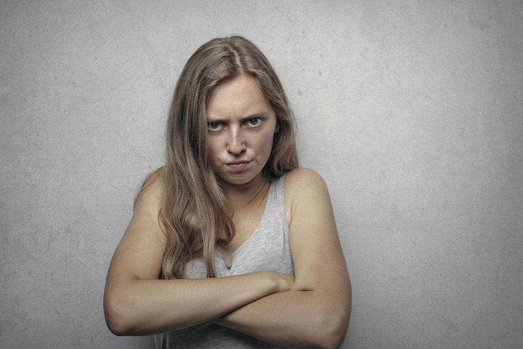 An annoyed woman with arms folded | Source: Pexels