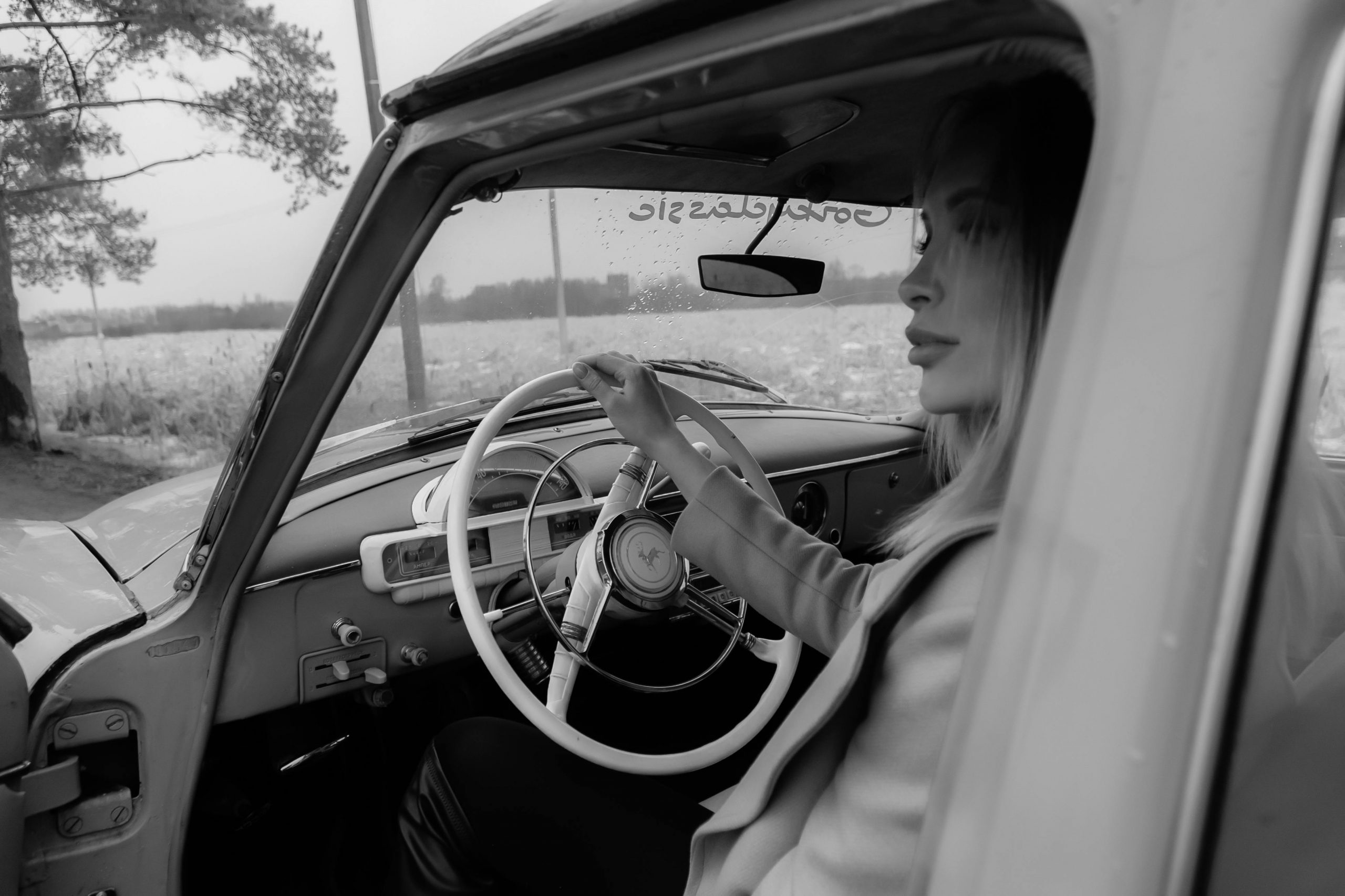 A woman about to drive away | Source: Pexels