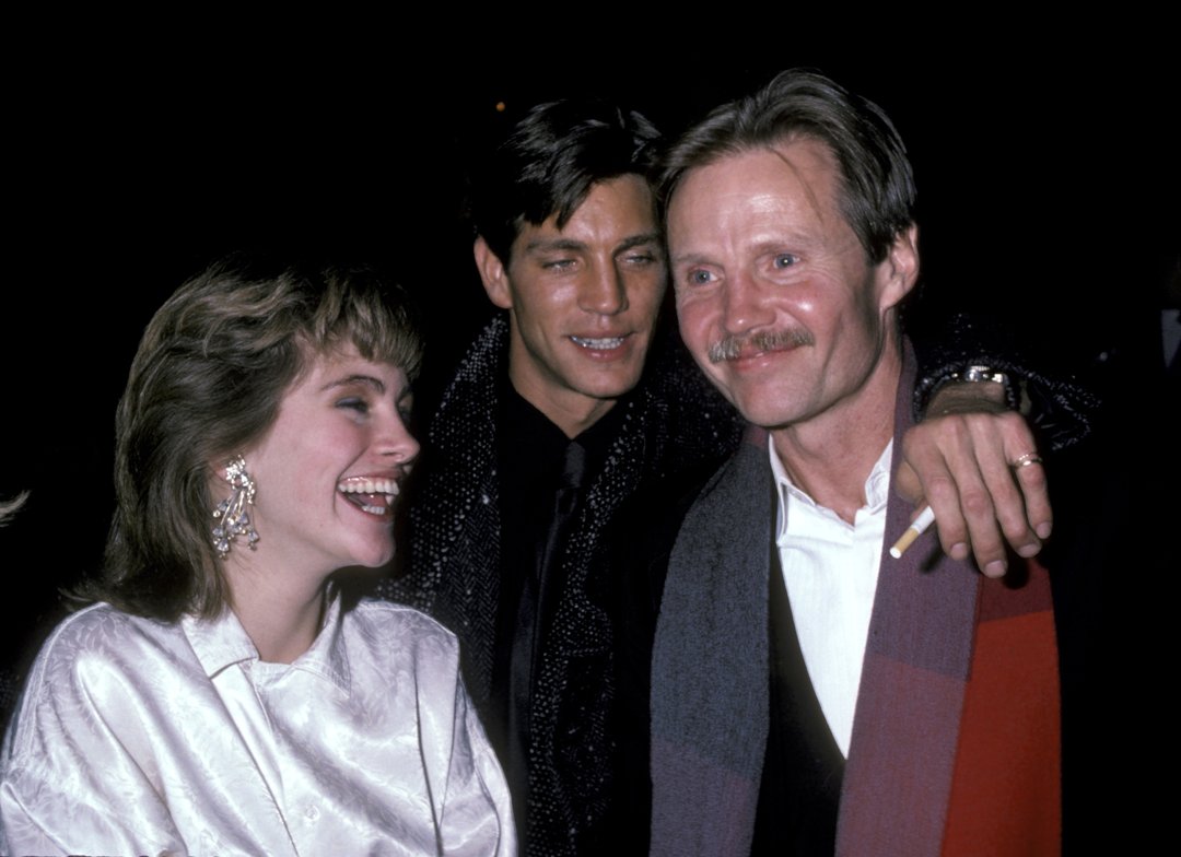 Julia and Eric Roberts with Jon Voigt at the premiere of