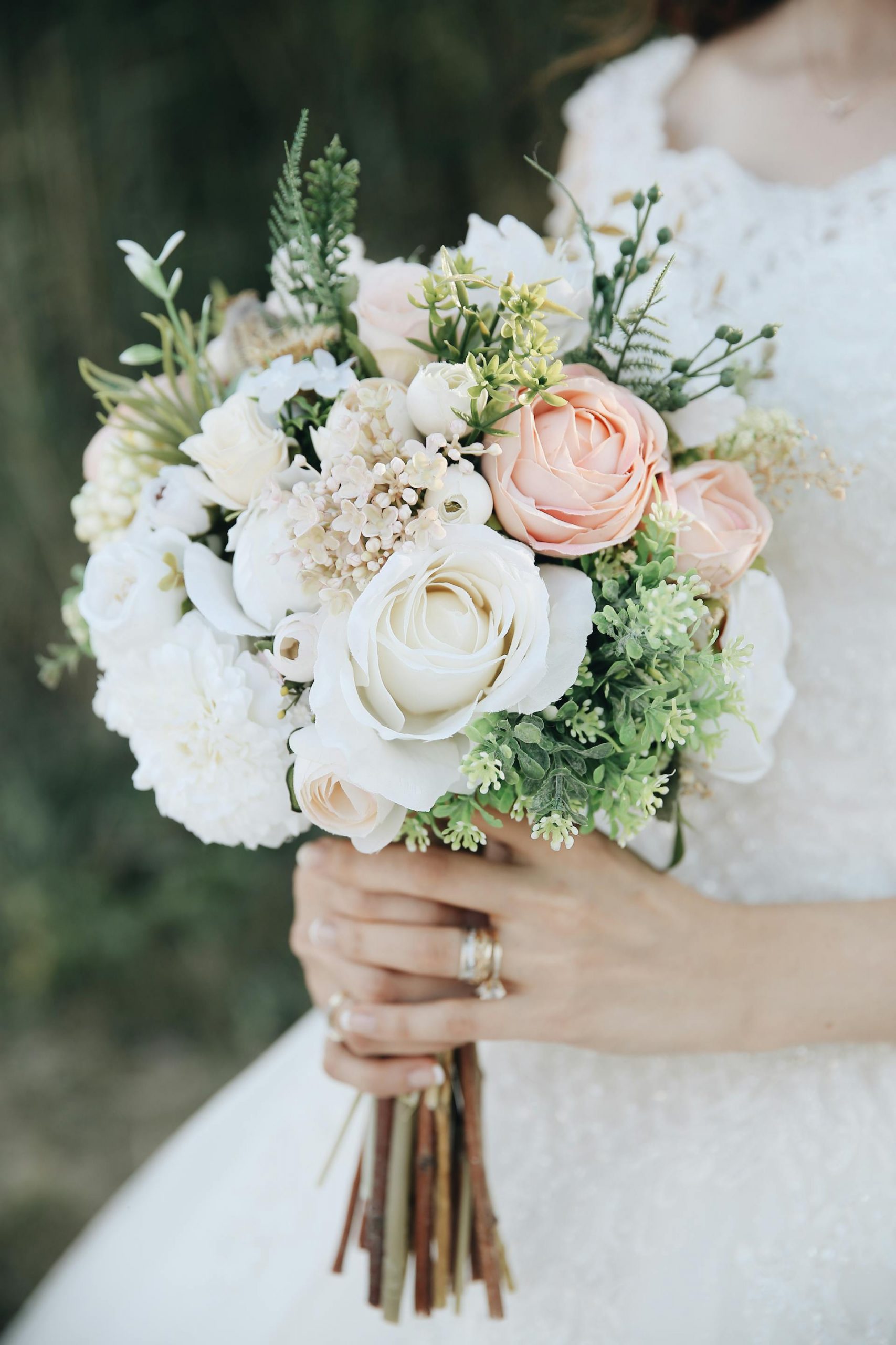 A woman holding a bouquet | Source: Pexels