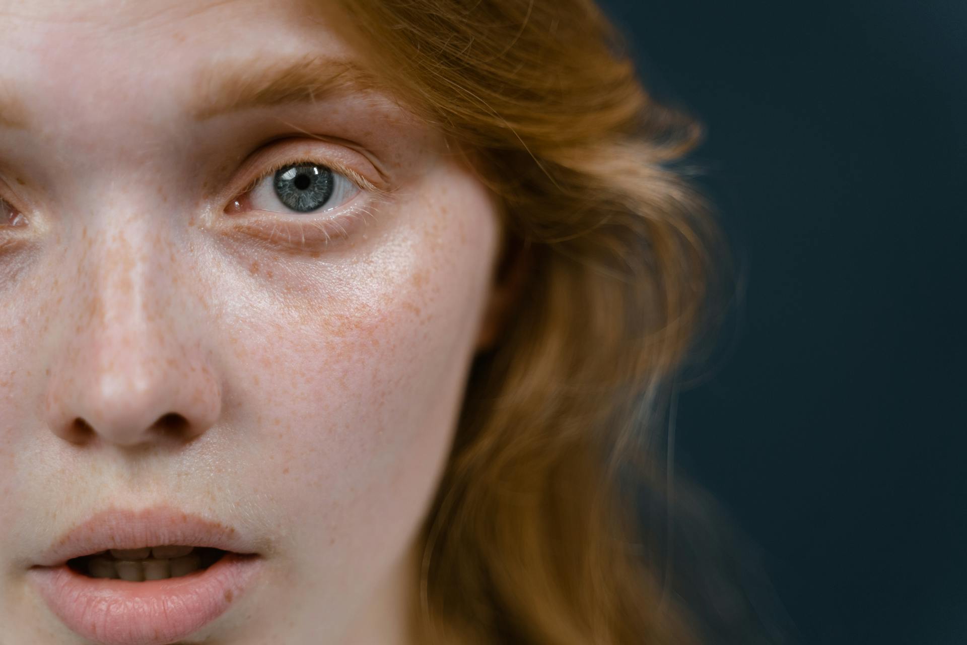 A close-up shot of a woman's face | Source: Pexels