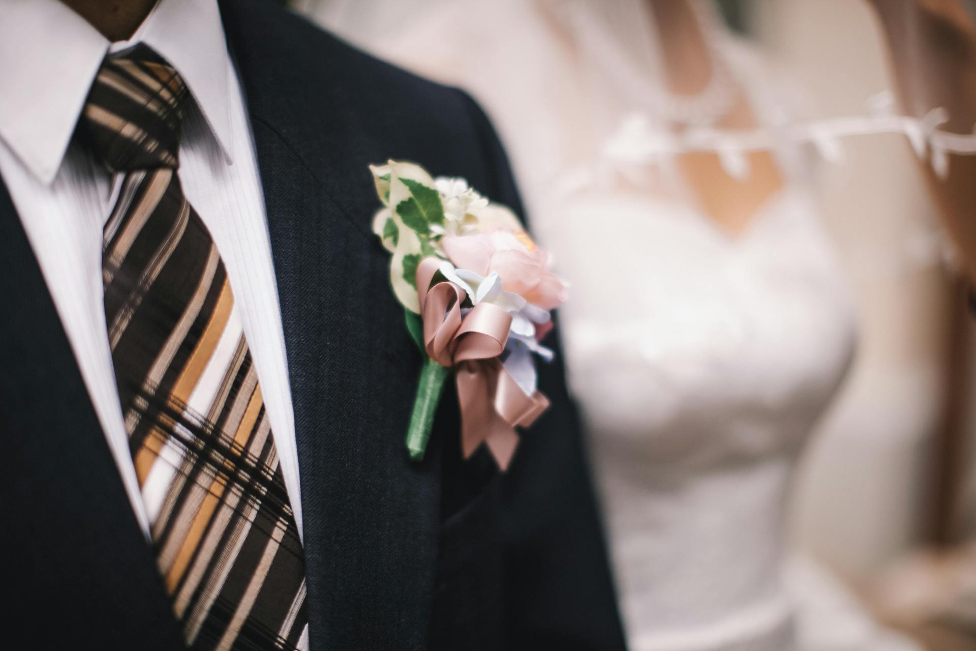 A close-up shot of a man in a suit | Source: Pexels