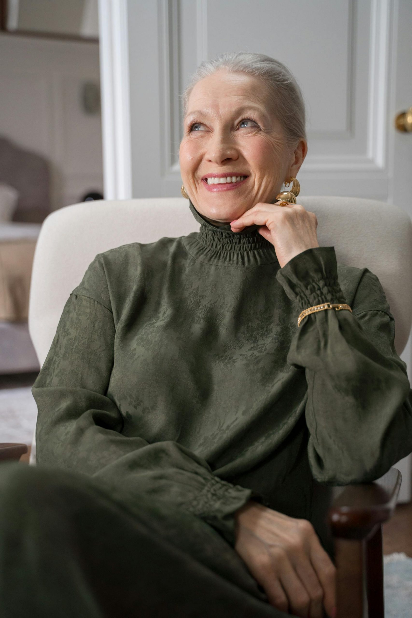 A senior woman smiling | Source: Pexels