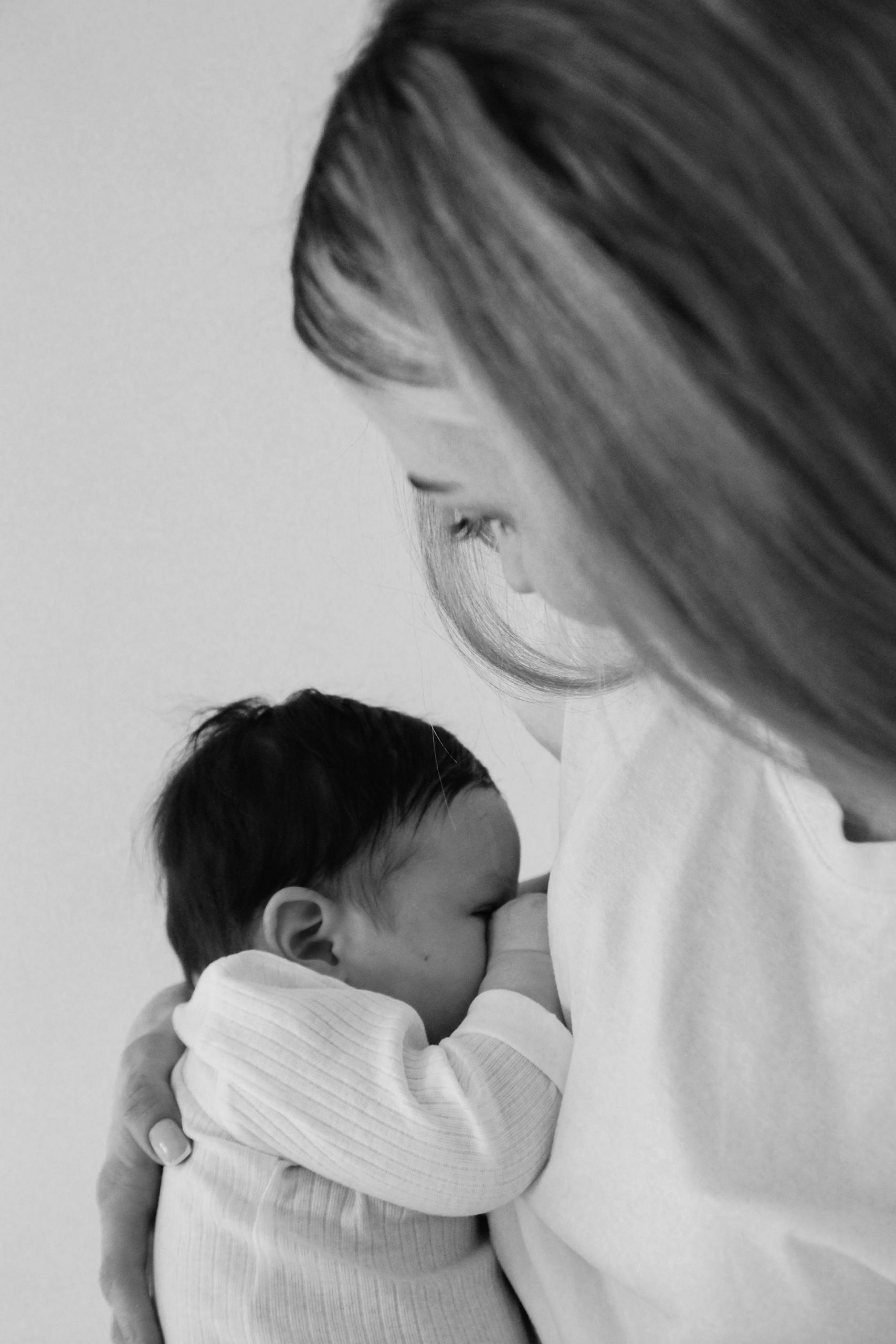 Woman holding a newborn baby | Source: Pexels