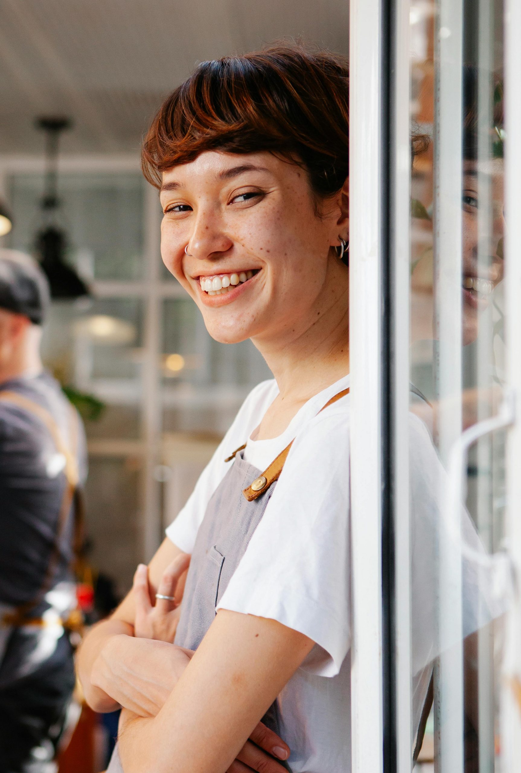 A waitress laughing | Source: Pexels
