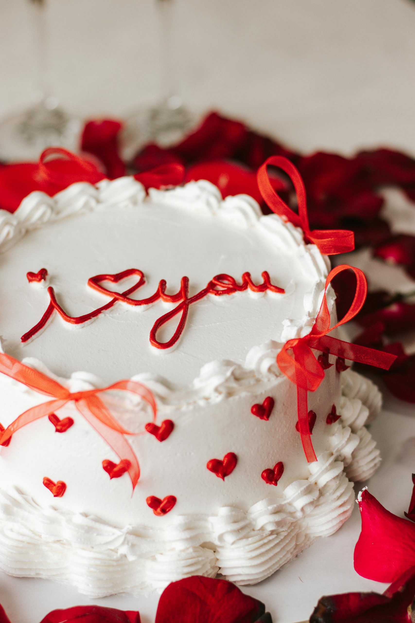 A white cake with 'I love you' written on it | Source: Pexels