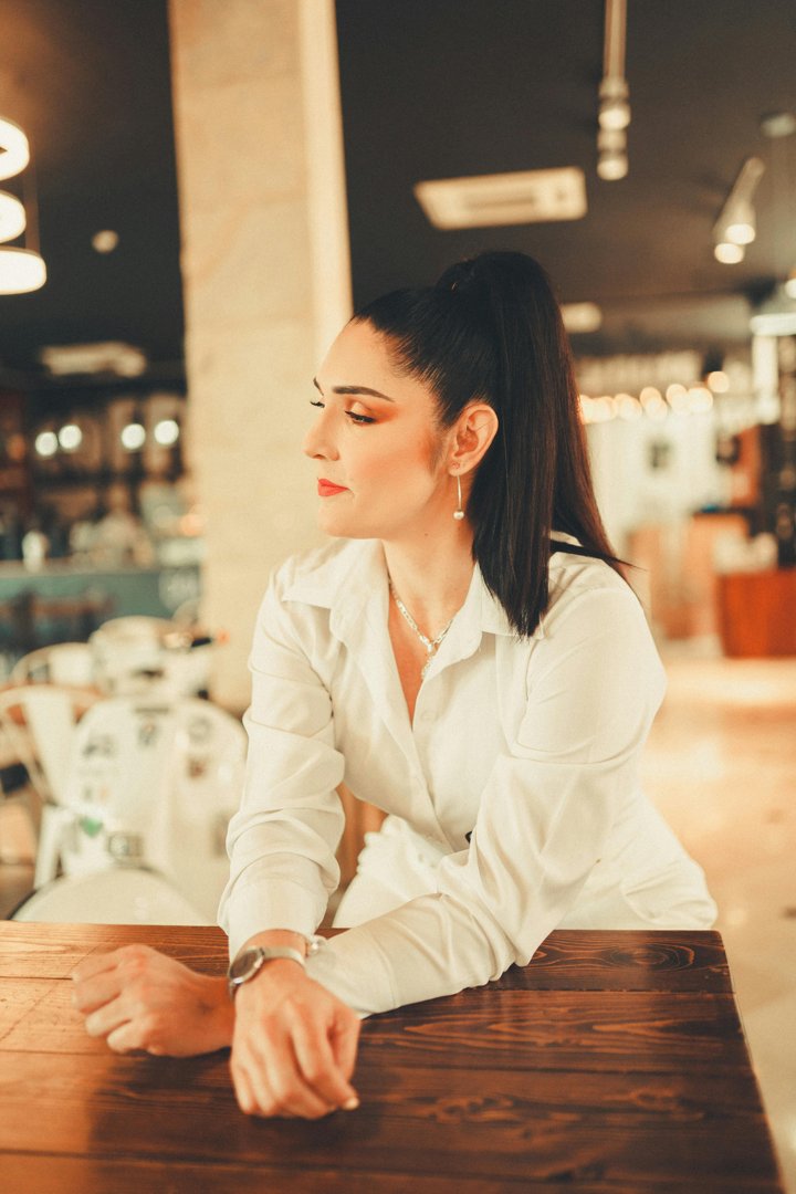 A serious waitress | Source: Pexels