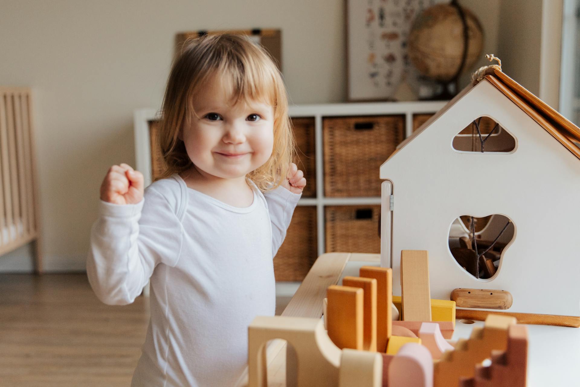 A little girl playing in her room | Source: Pexels