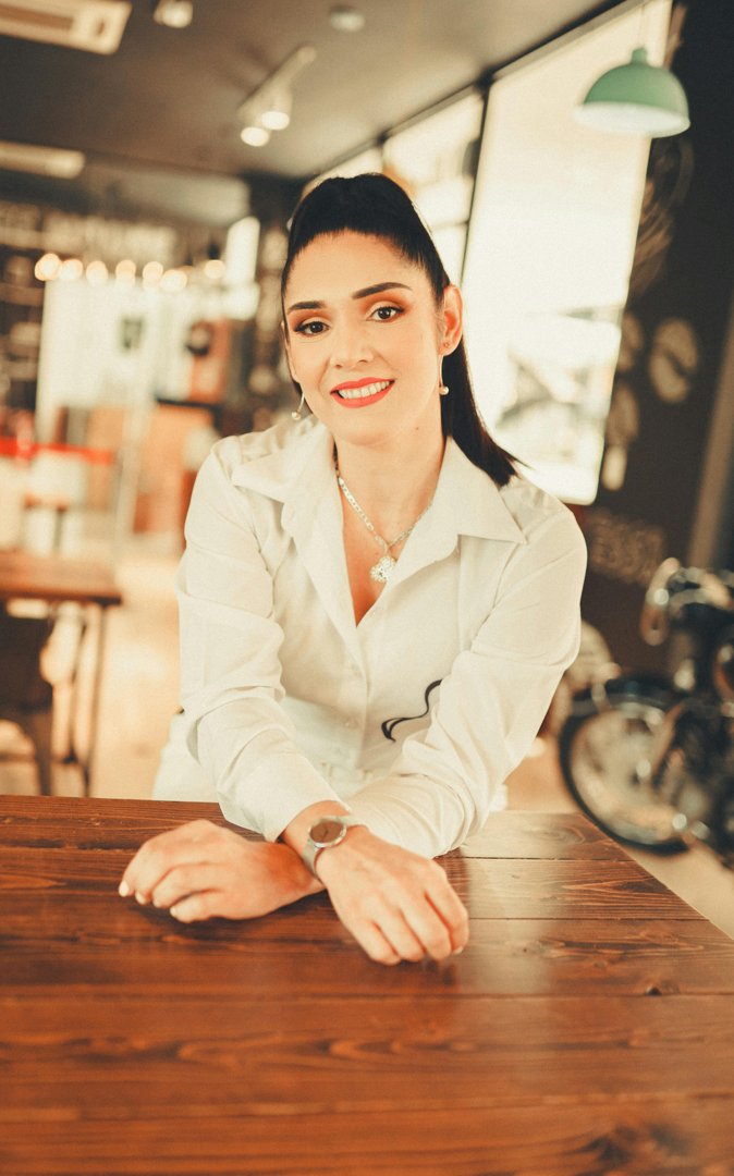 A waitress with an awkward smile | Source: Pexels