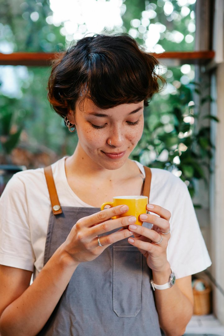 A happy waitress | Source: Pexels