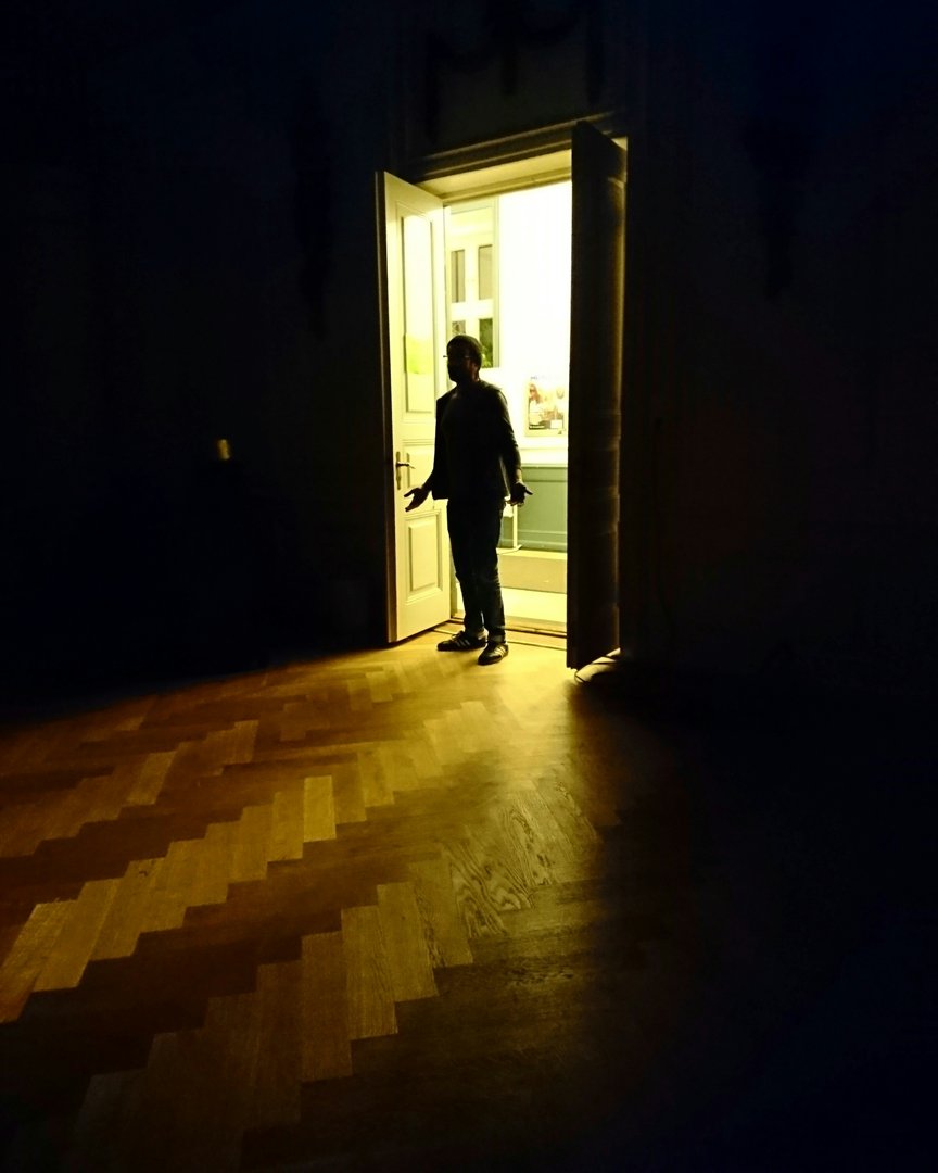 Man entering a room | Source: Unsplash