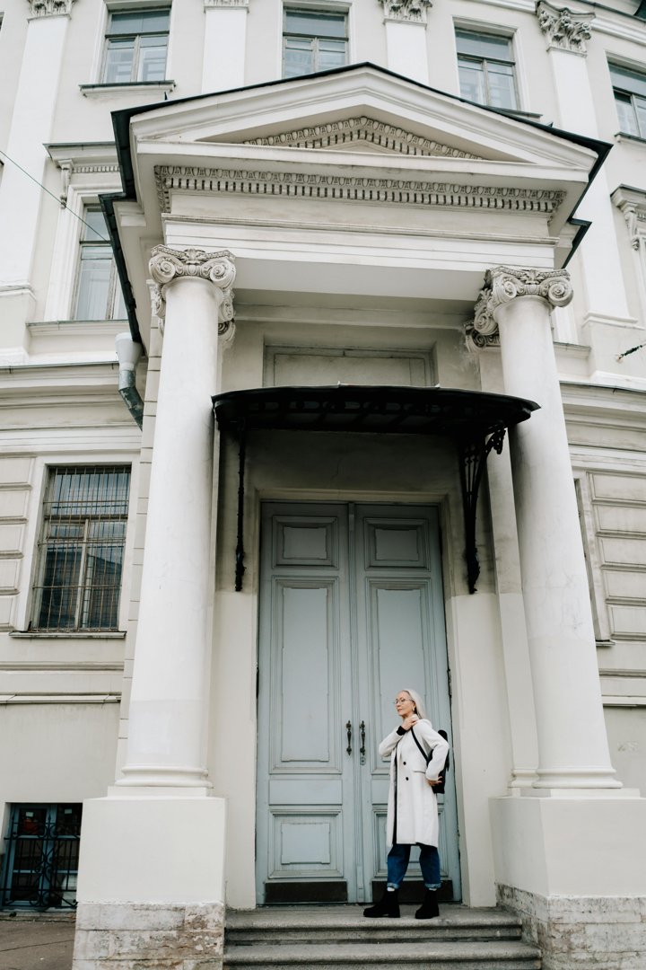 A woman standing outside a building | Source: Pexels