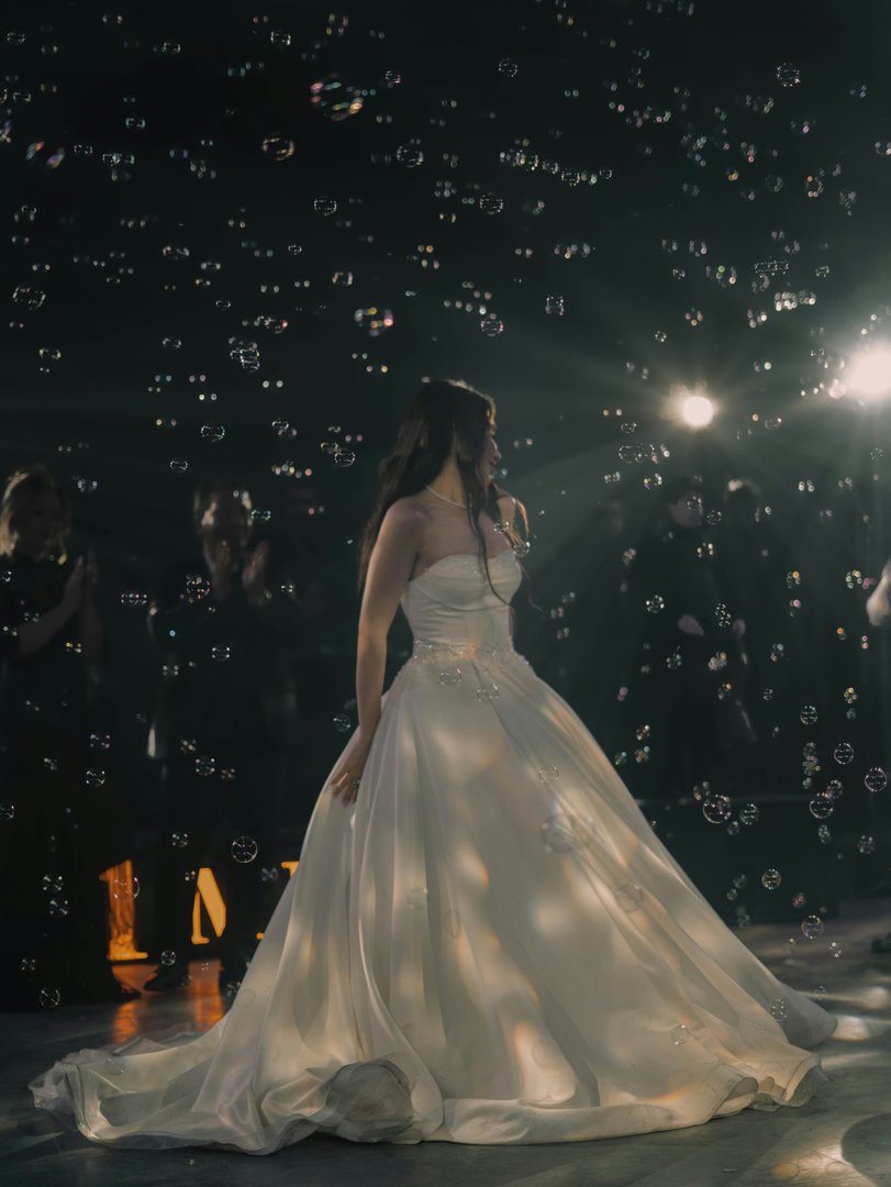 Bride standing in front of a crowd of people | Source: Unsplash