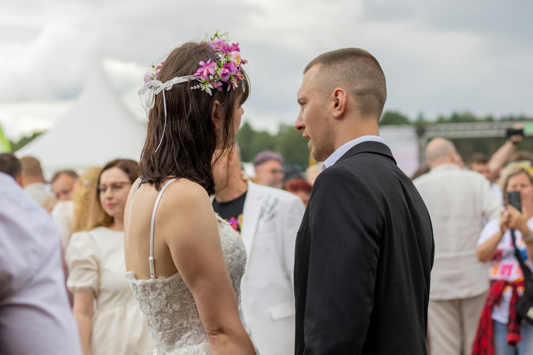 Bride and groom looking at each other | Source: Unsplash