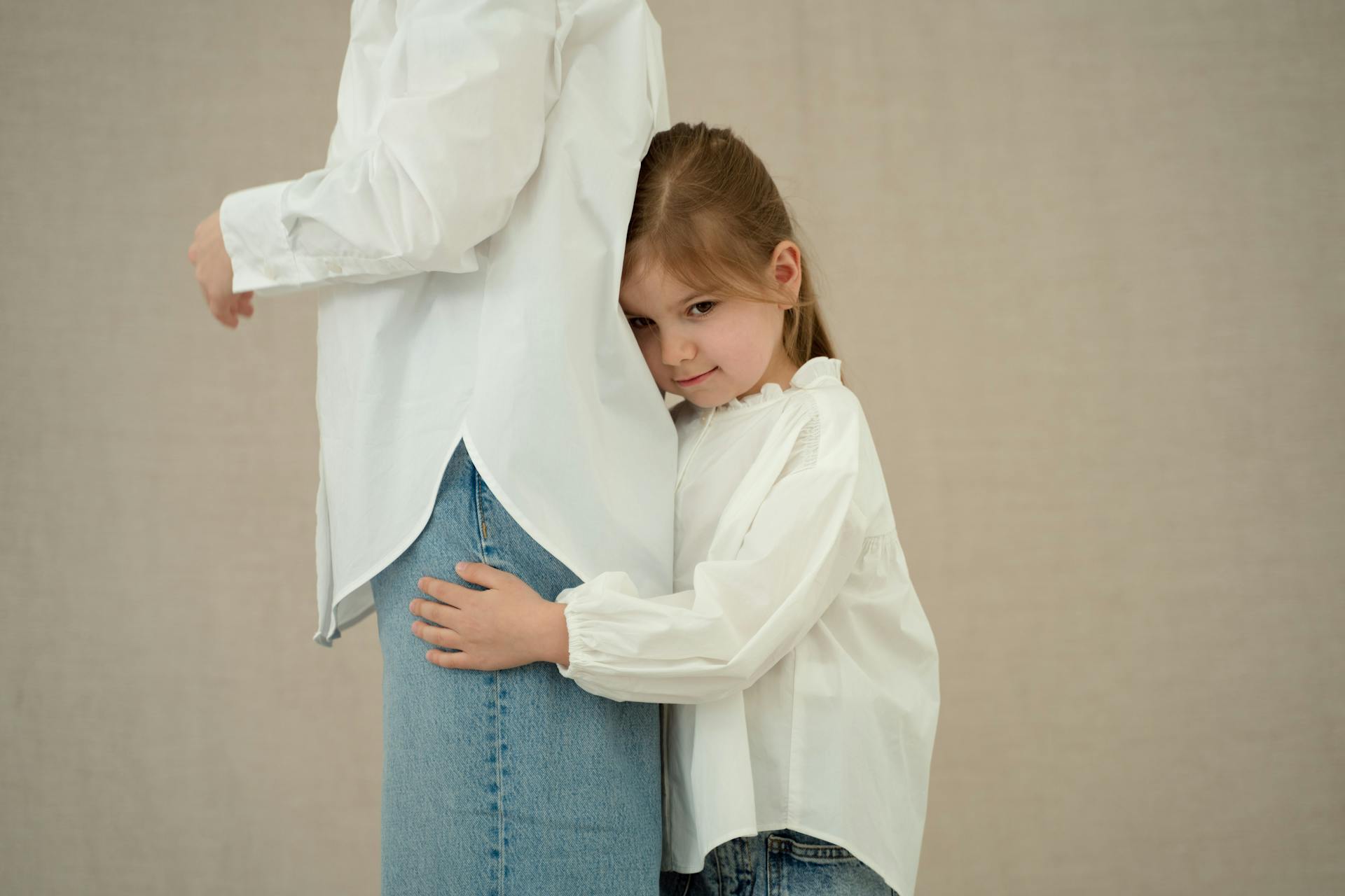 A little girl embracing a woman | Source: Pexels