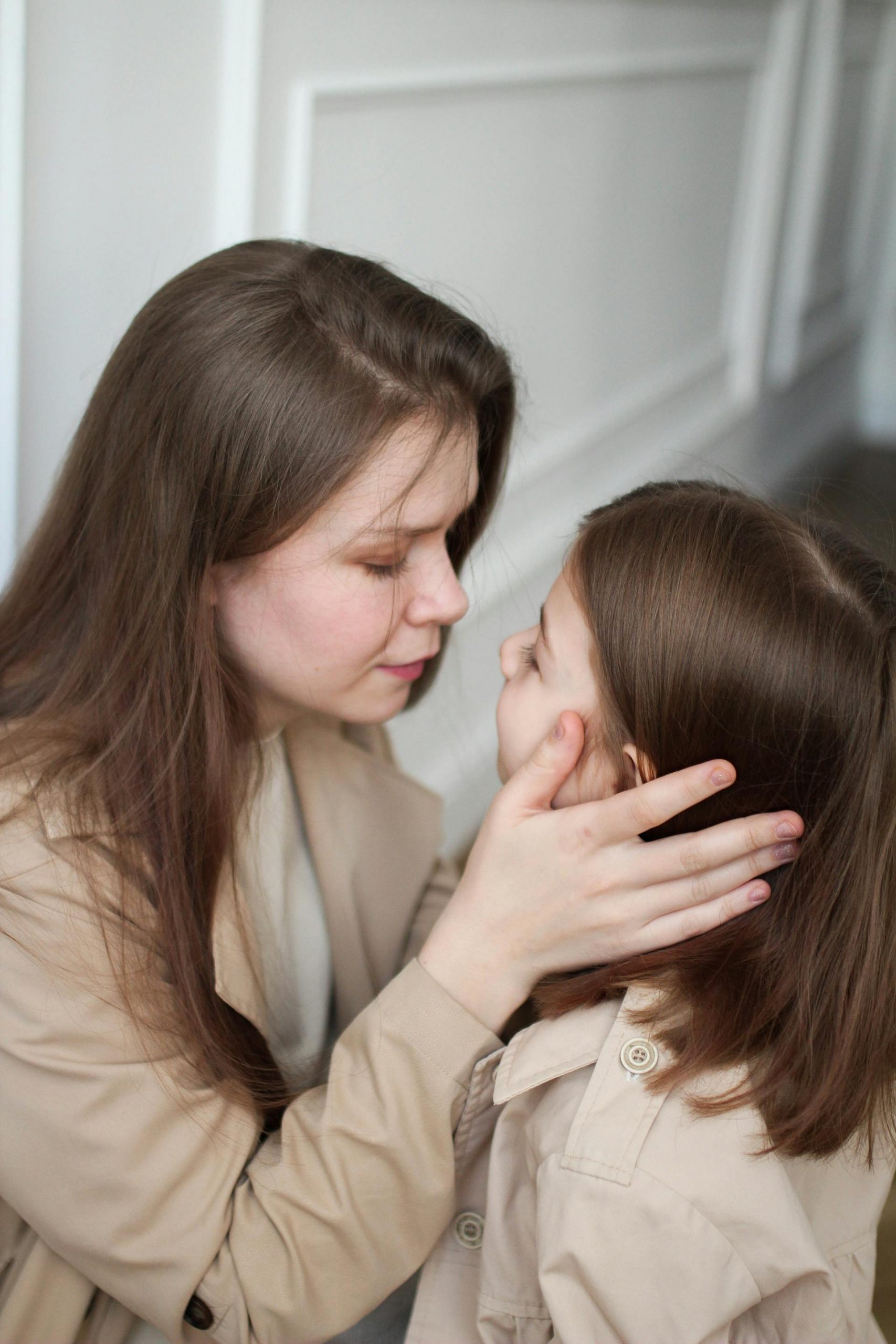 A woman holding a little girl's face | Source: Pexels
