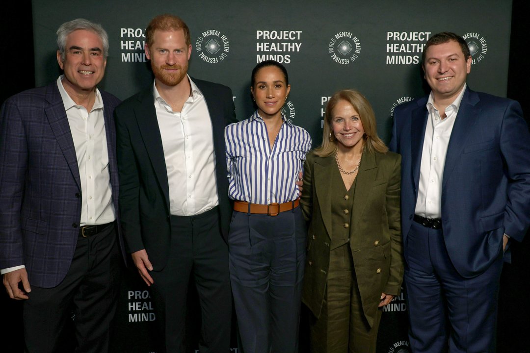 Prince Harry and Meghan Markle posing with Jonathan Haidt, Katie Couric, and Phil Schermer at the mental health event. | Source: Getty Images