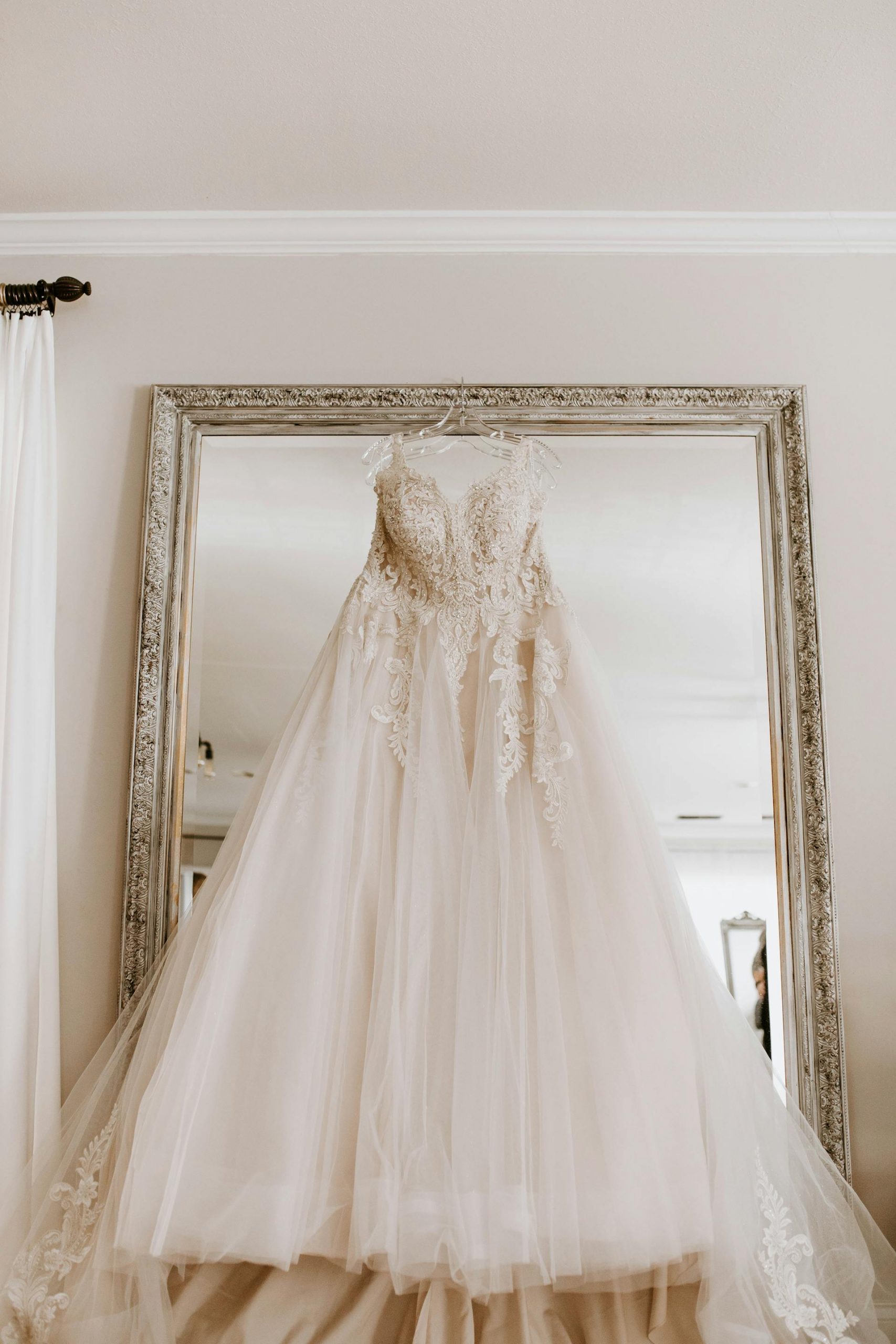 A white dress | Source: Pexels