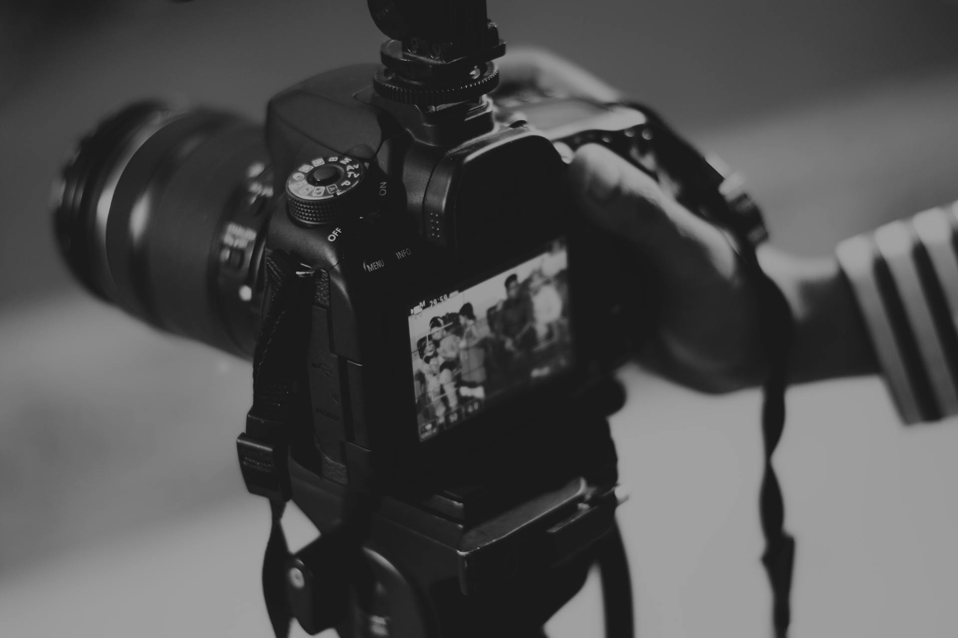 A photographer holding his camera | Source: Pexels