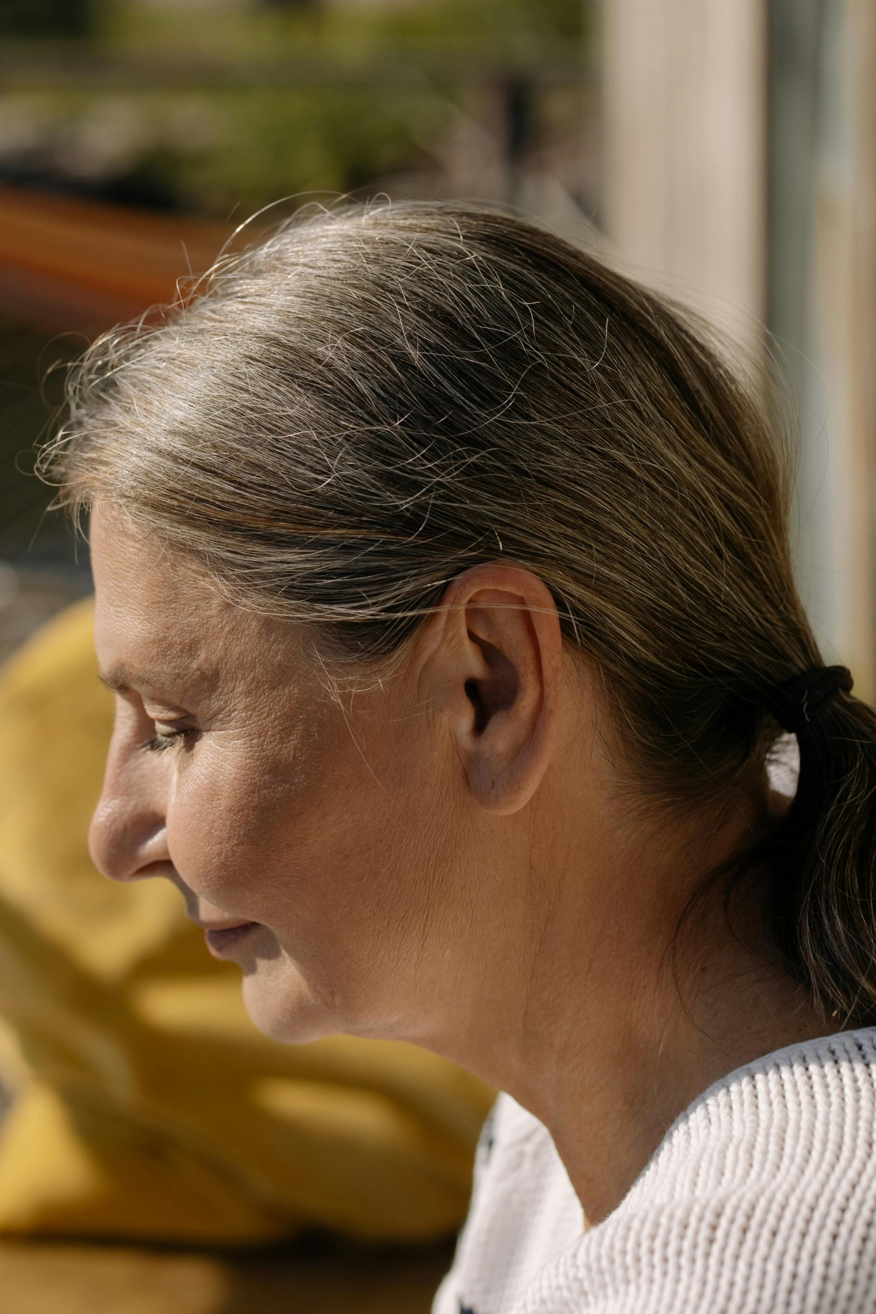 A side-view of an older woman | Source: Pexels
