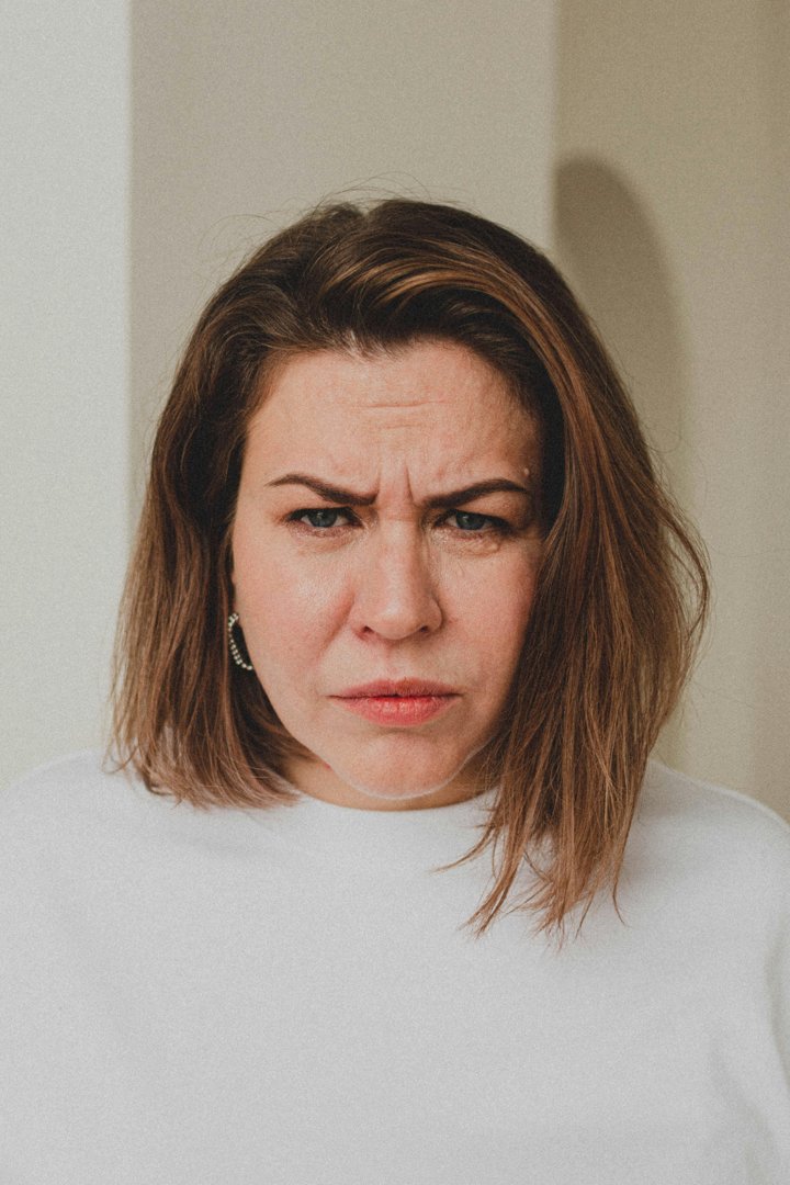 A close-up of a frowning woman | Source: Pexels