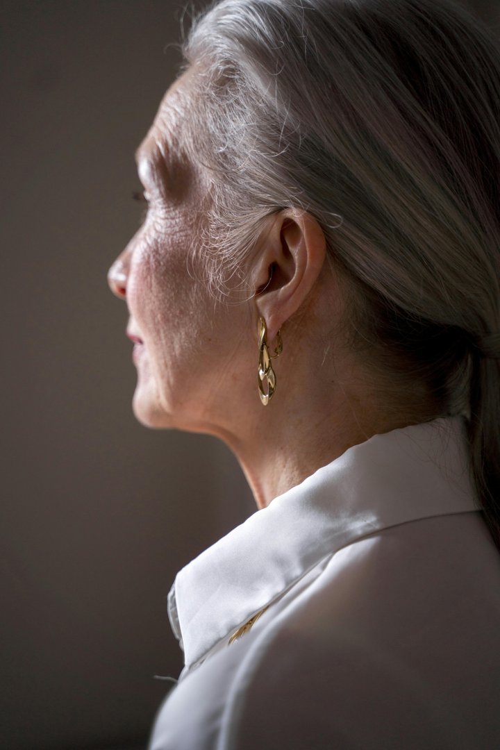 A side-profile of an older woman | Source: Pexels