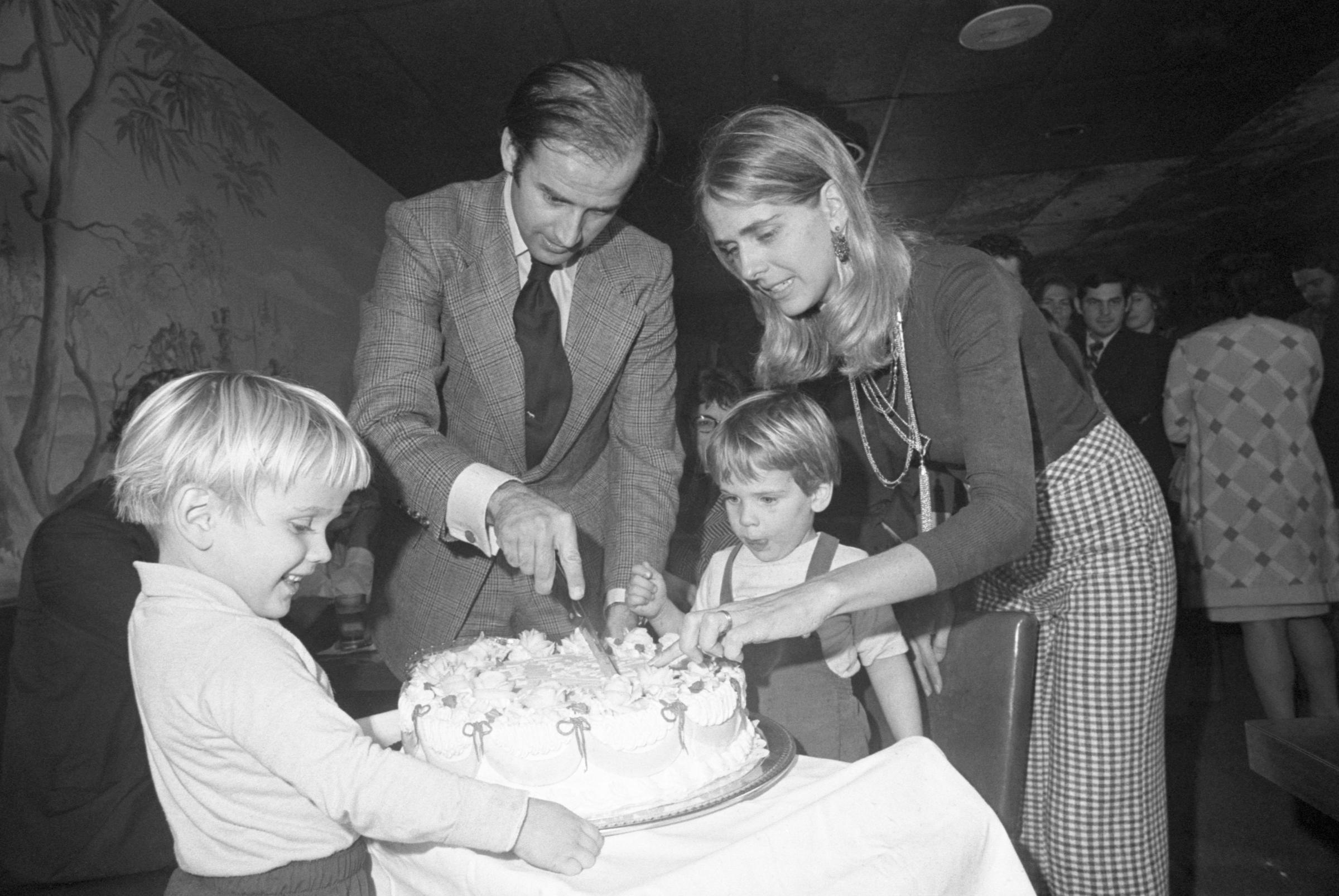 Senator-elect Joseph Biden with his wife Neilia and sons while cutting his 30th birthday cake at a party in Wilmington, on November 20, 1972 | Source: Getty Images