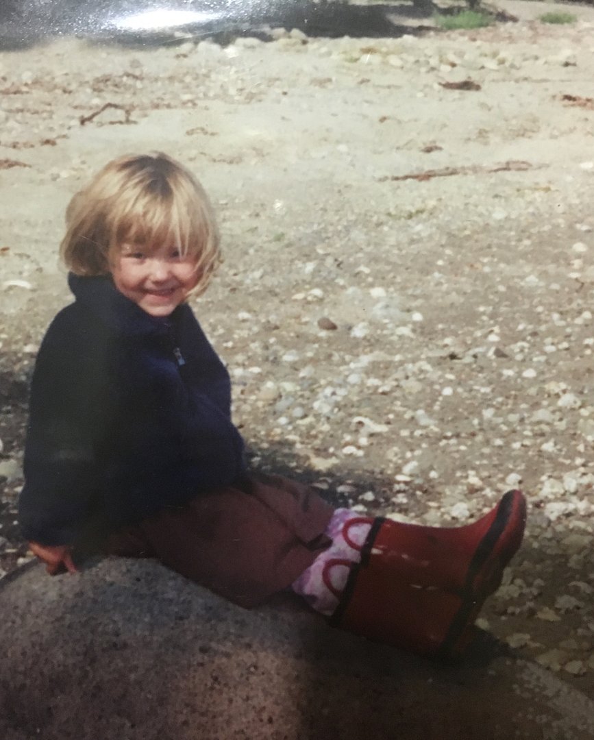 Dove Cameron as a child from a post dated December 9, 2017. | Source: Instagram/dovecameron