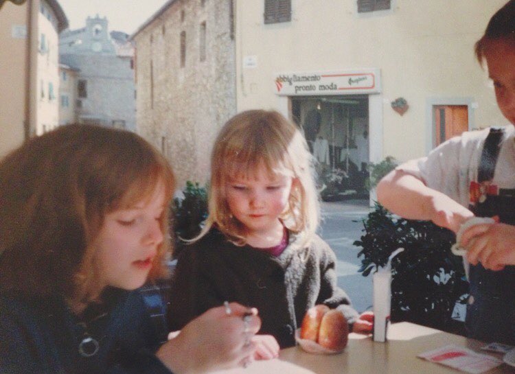 Dove Cameron as a child surrounded by loved ones from a post dated January 20, 2016. | Source: Instagram/dovecameron