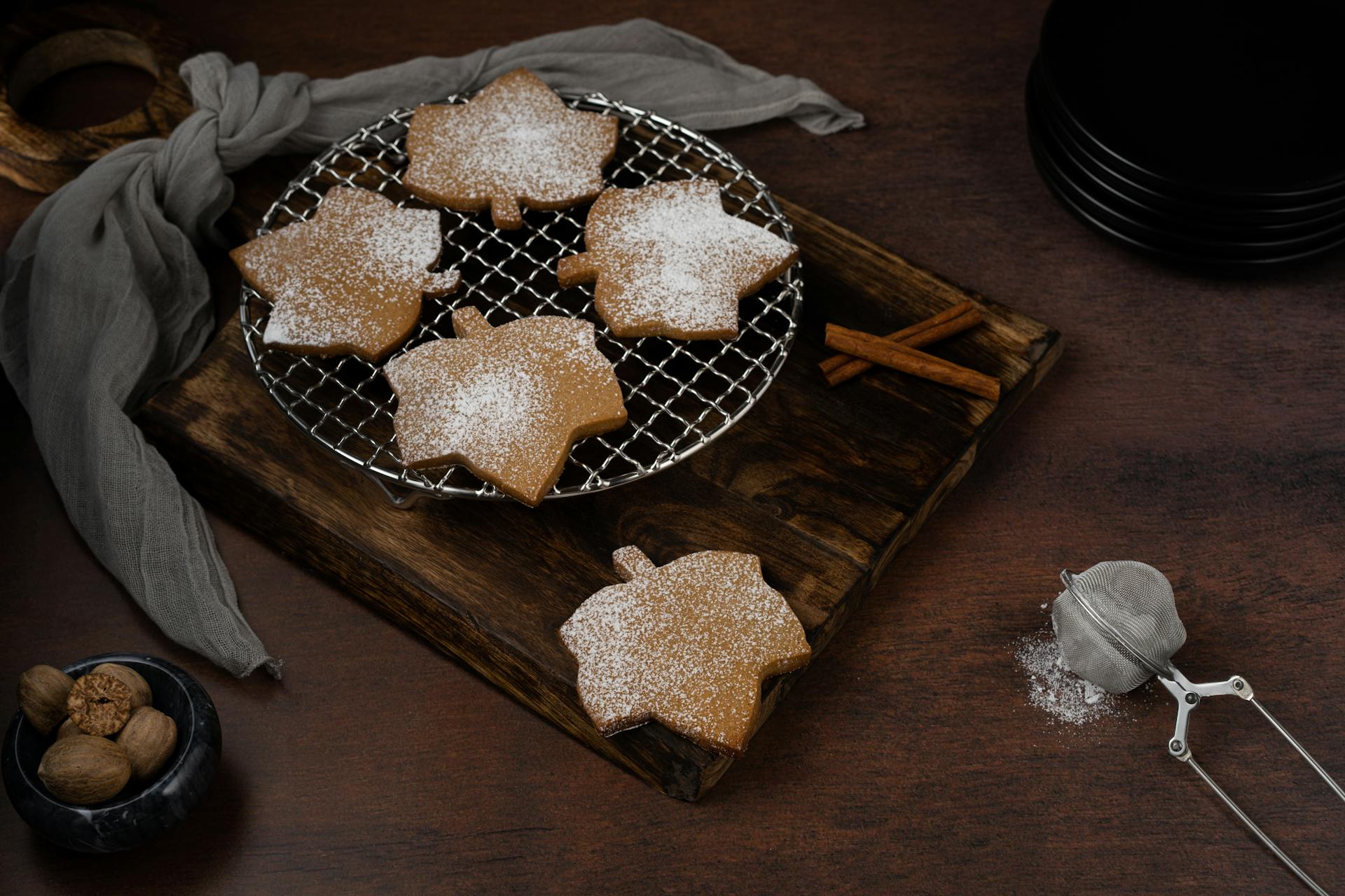 Leaf-shaped sugar cookies on a wooden surface | Source: Pexels
