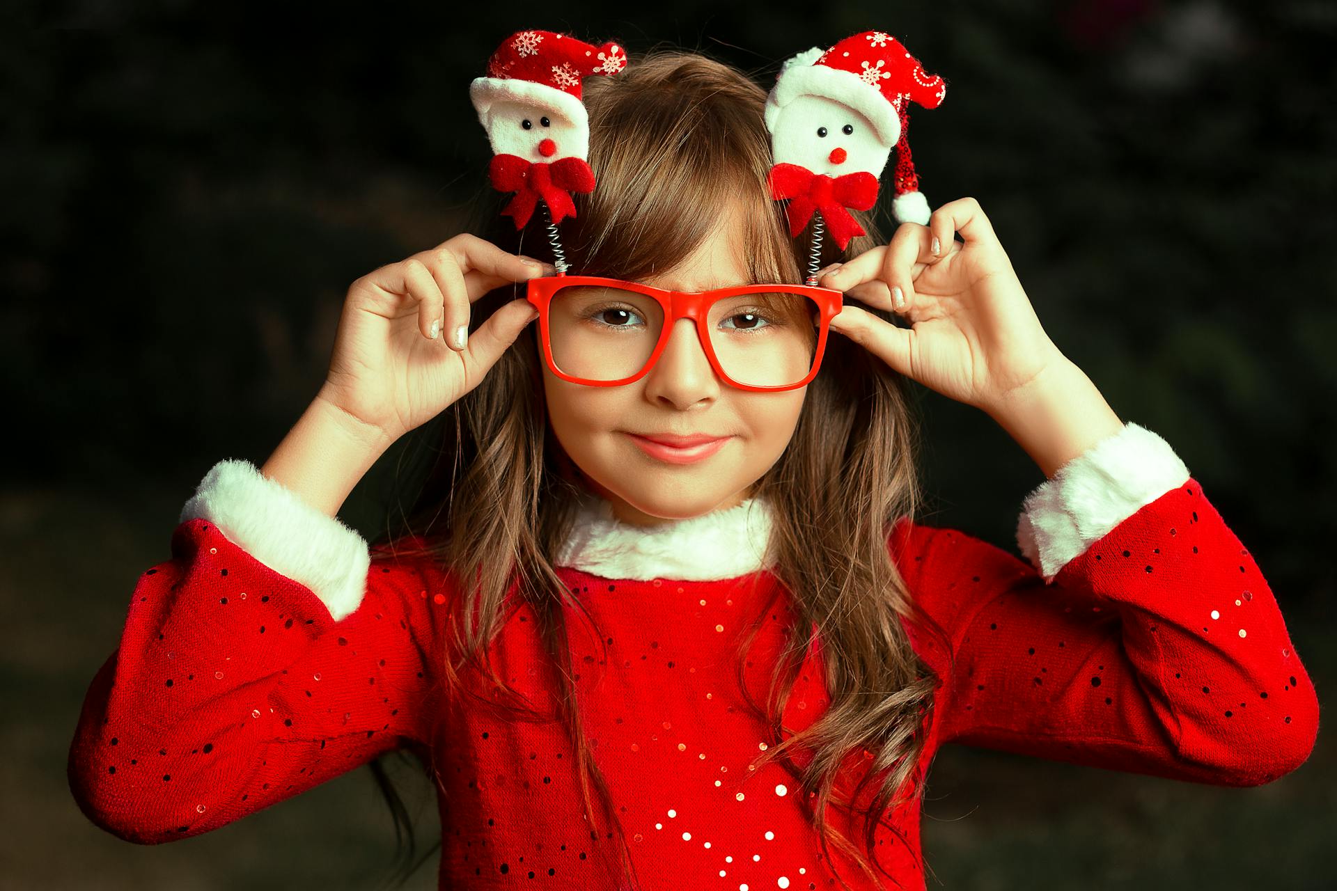 A little girl dressed up for Christmas | Source: Pexels
