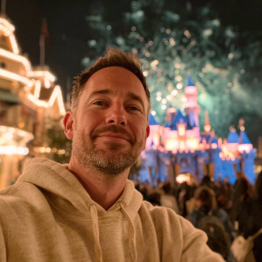 A close-up of a smiling man | Source: Midjourney
