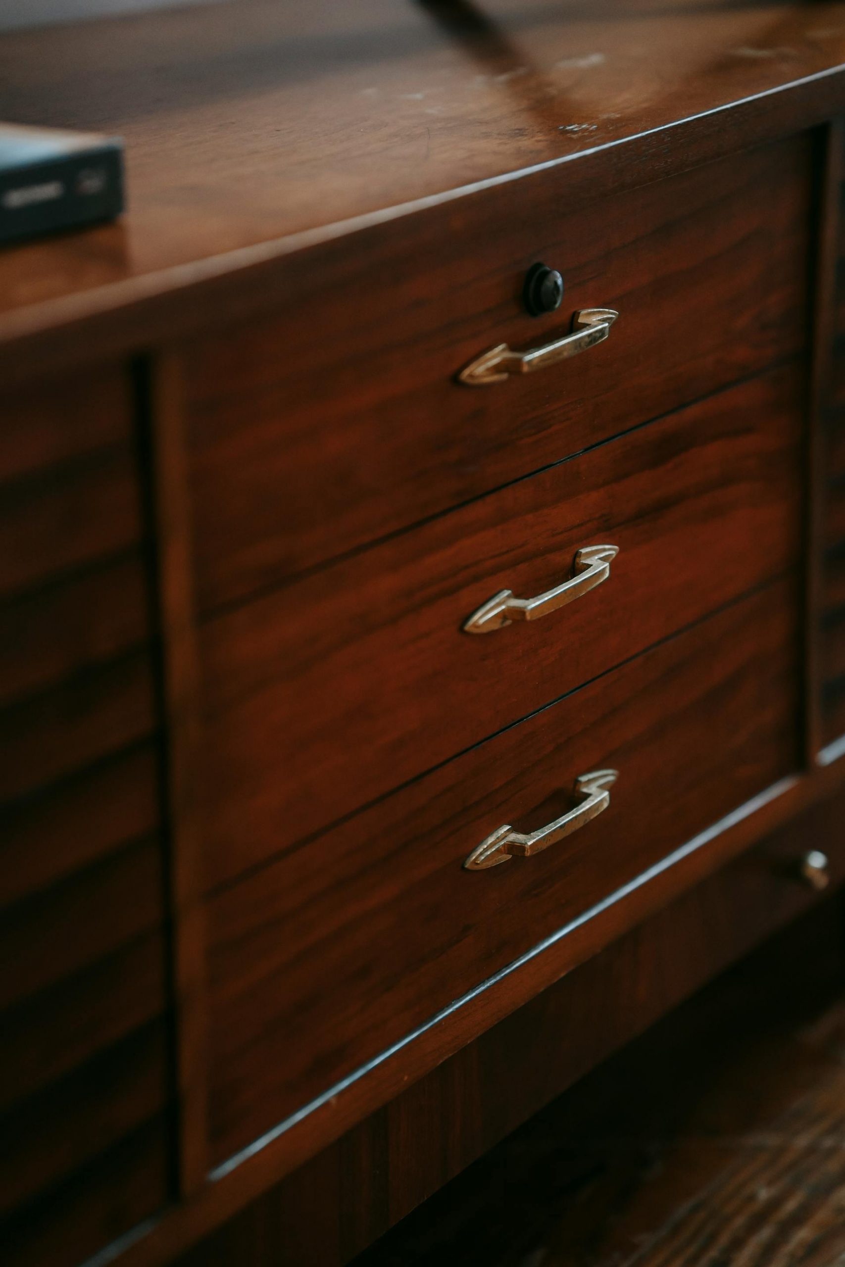 A dresser with drawers | Source: Pexels