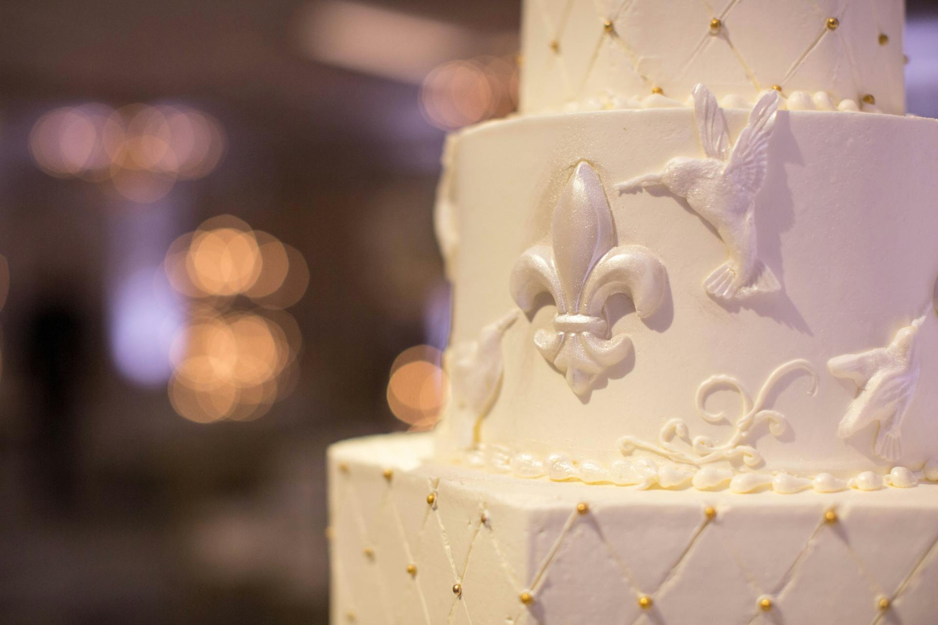 A close up of decorative details on a wedding cake | Source: Pexels
