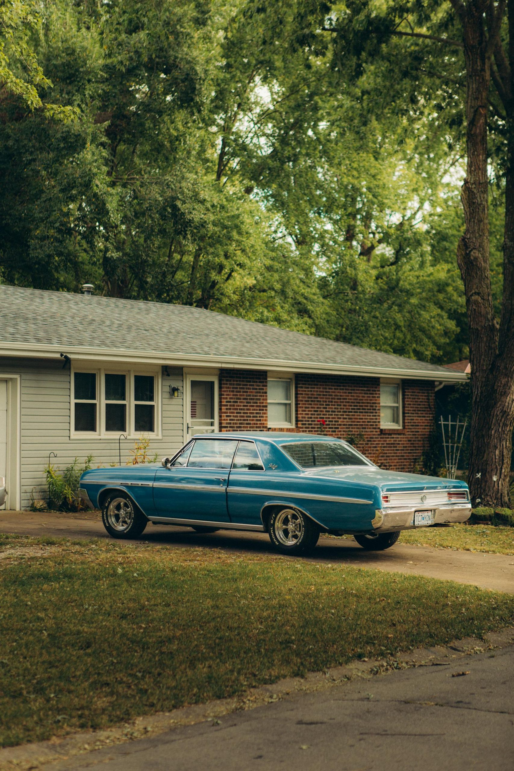 A car parked in a driveway | Source: Pexels