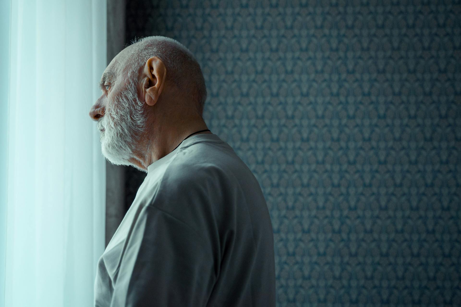 A mature man looking outside | Source: Pexels