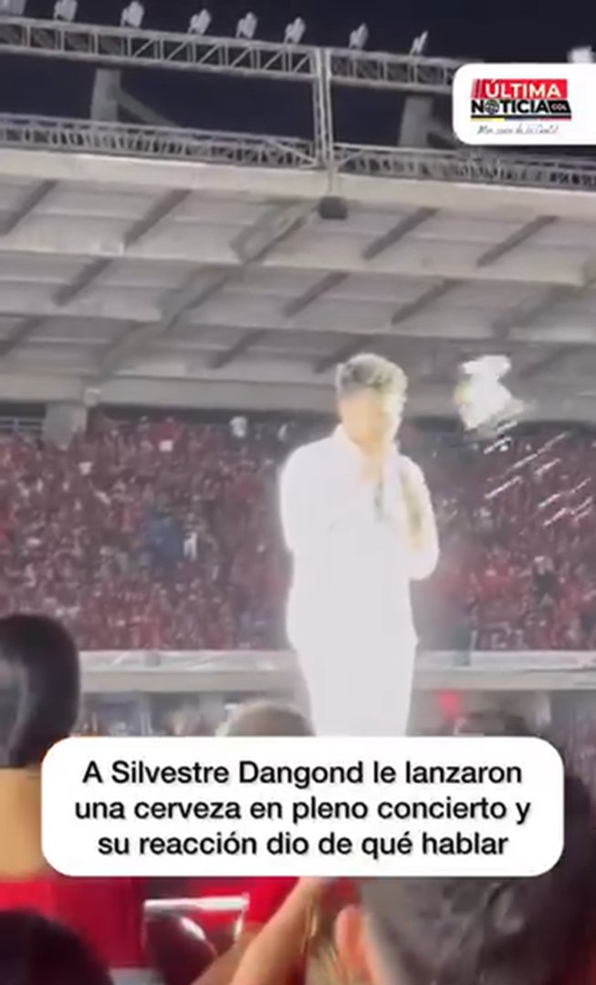 Silvestre Dangond on stage seconds before being hit in the face by beer thrown by a person from the audience during the presentation at the Metropolitano stadium in Barranquilla | Source: Instagram/ultimanoticiacol