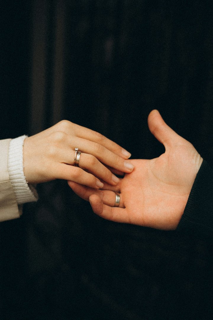 A couple holding hands | Source: Unsplash