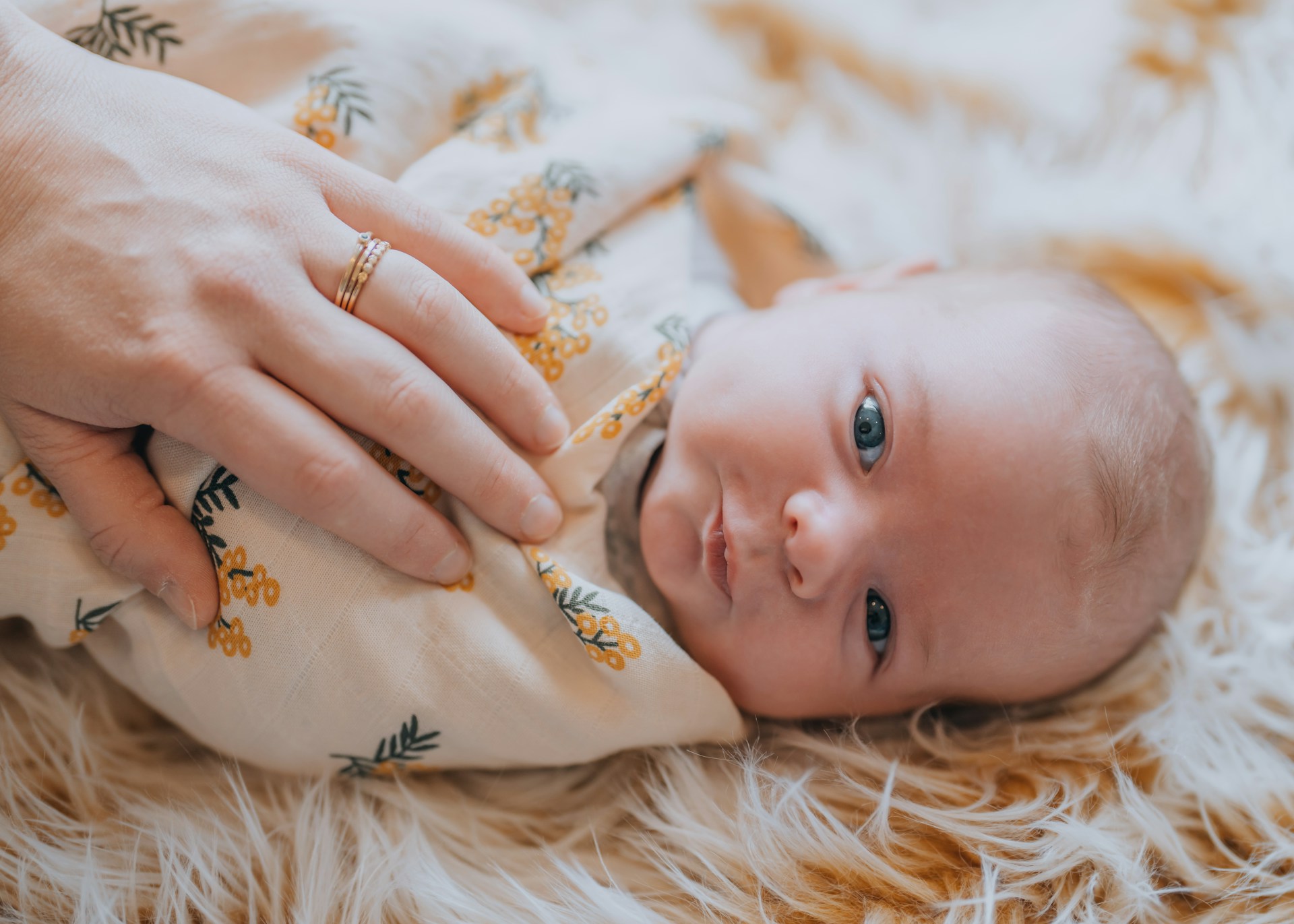 A person with a newborn baby | Source: Unsplash